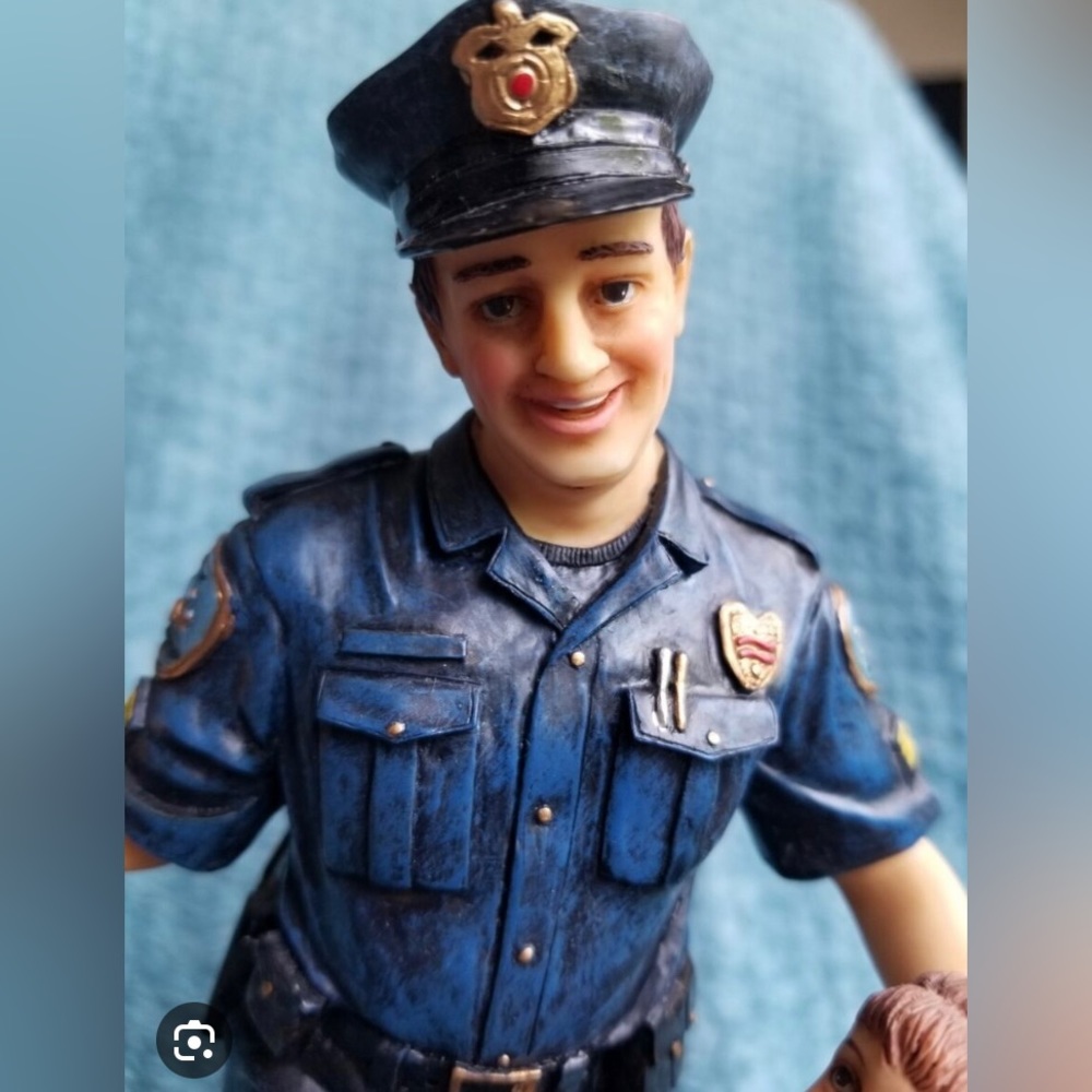 1999 Vanmark Blue Hats of Bravery - A Helping Hand police figurine. - Picture 6 of 8